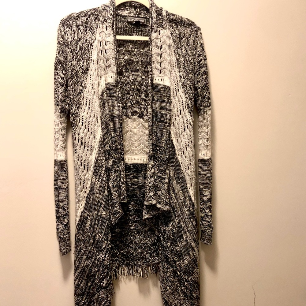 Beautiful Long-sleeved cardigan w/ fringe